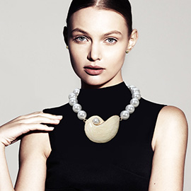 Bold Pearl Accent Marbled Enamel Abstract Plate Chunky Pearl Beaded Statement Necklace